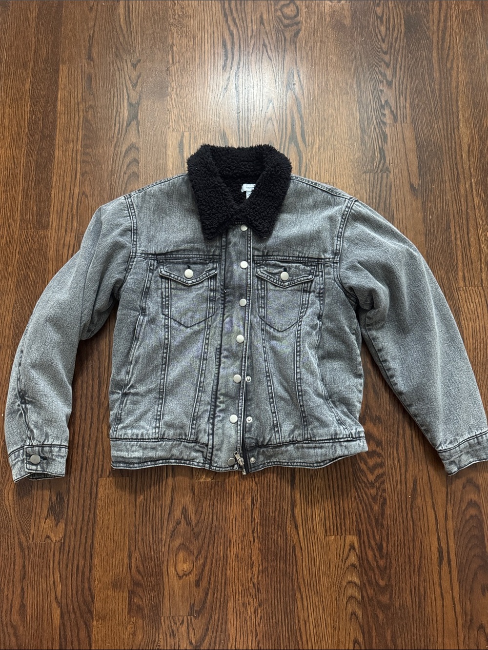 🚨🚨FOREVER 21 Gray Washed Denim Jacket with Black Sherpa Collar